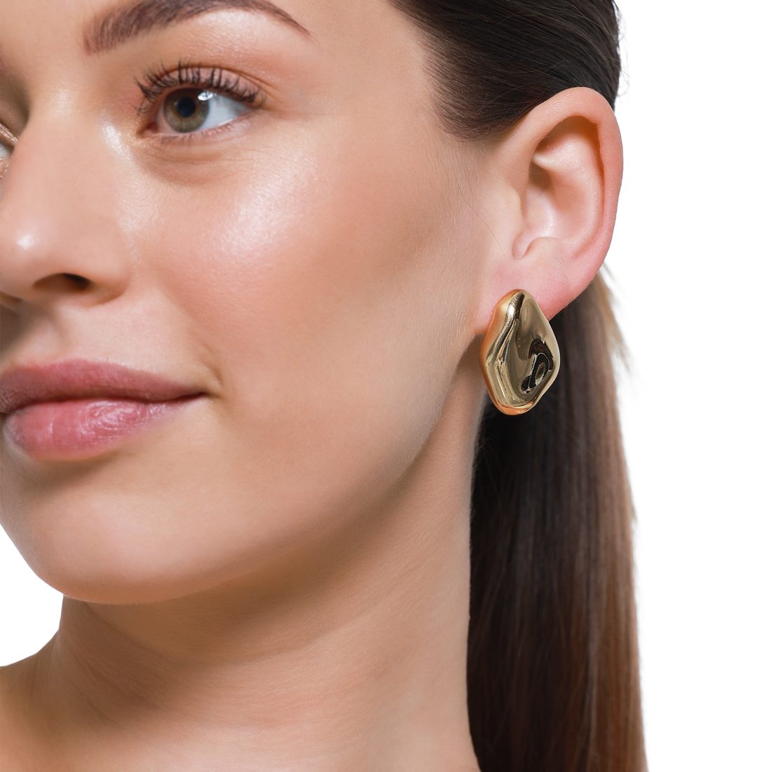 Goldene Ohrringe im organischen Design für elegante Looks