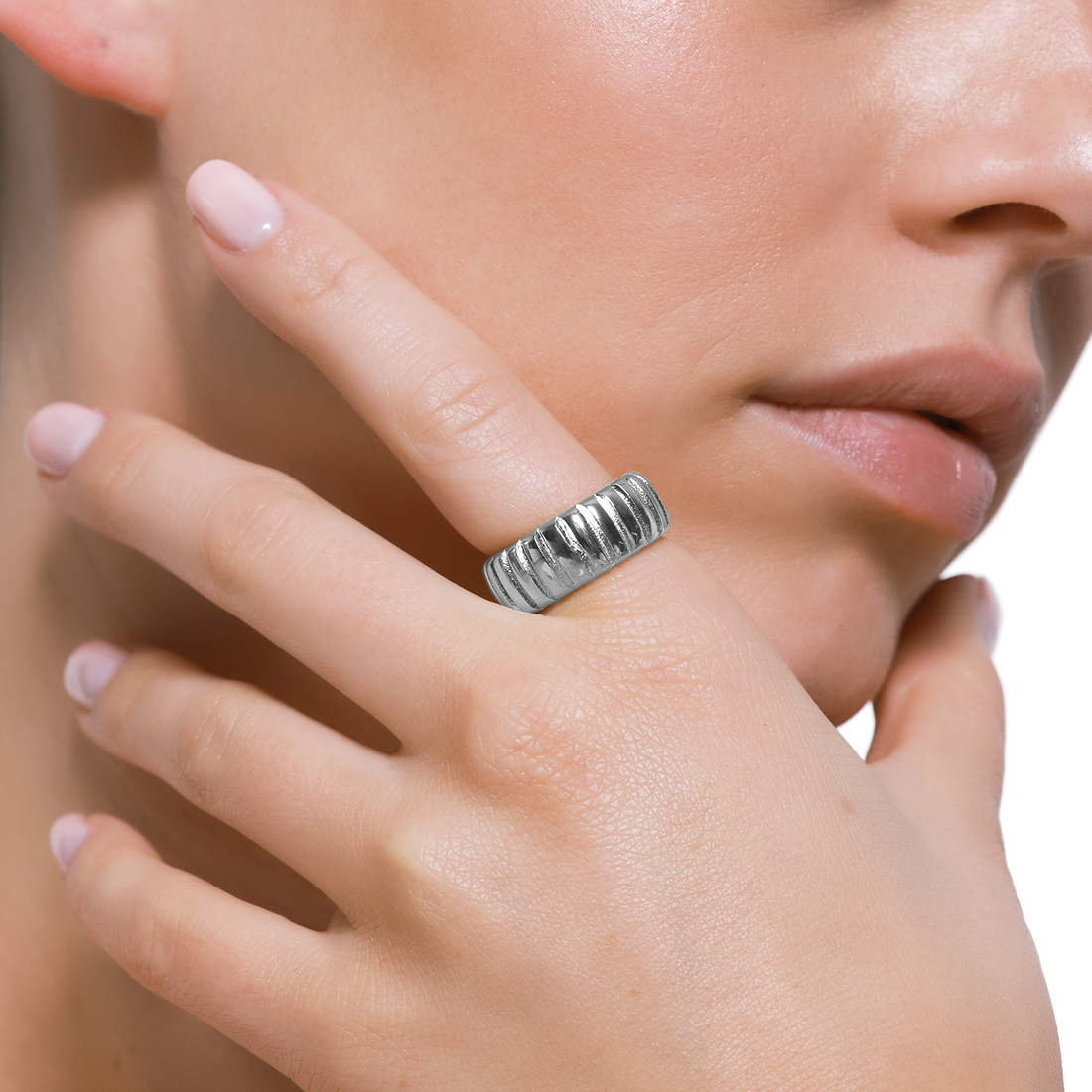Eleganter Silberring in Nahaufnahme – moderner Schmucktrend