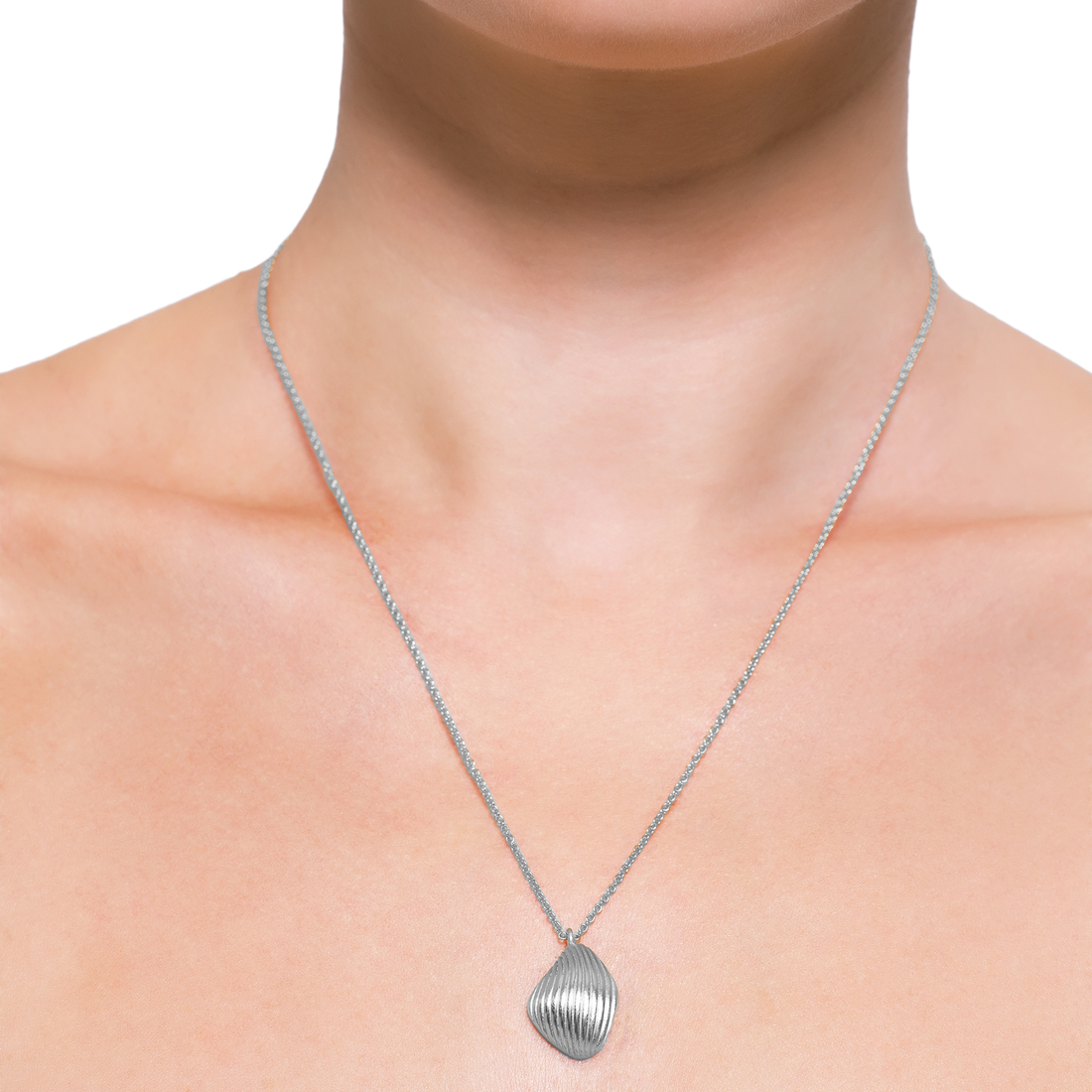 Elegante Silberkette mit muschelförmigem Anhänger entdecken
