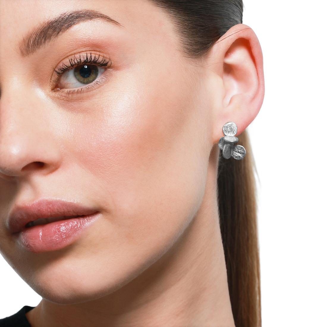 Moderner Silber-Ohrring für minimalistischen Look