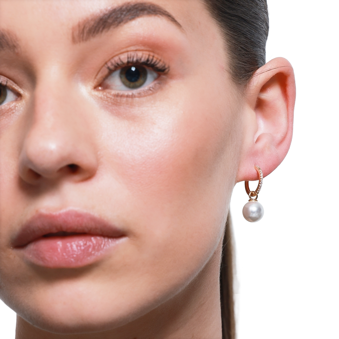 Eleganter goldener Perlenohrring als edles Modeaccessoire