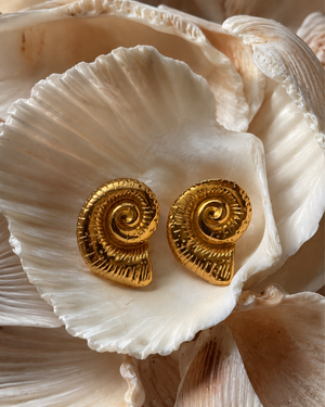 Goldene Muschel-Ohrringe: Perfektes Sommerstyle Accessoire