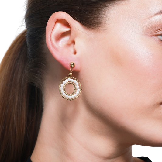 Elegante Perlenohrringe mit Goldrahmen im Fokus