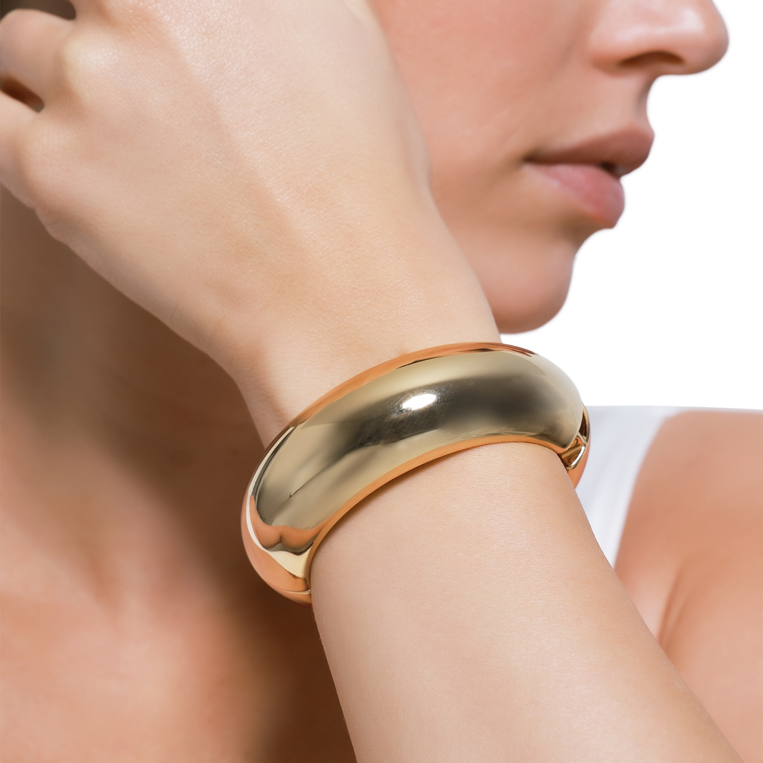 Eleganter goldener Armreif als stilvolles Accessoire