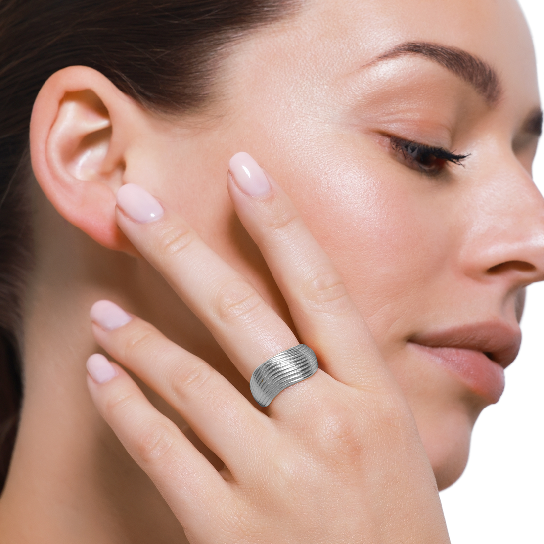 Eleganter Silberring trifft Hautpflege und Maniküre-Trend