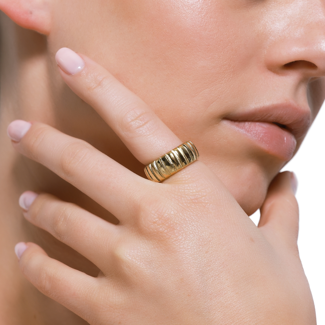 Eleganter goldener Ring mit strukturiertem Design