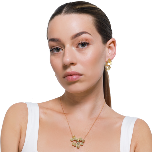 Eleganter Goldschmuck für Damen mit Ohrringen und Halskette