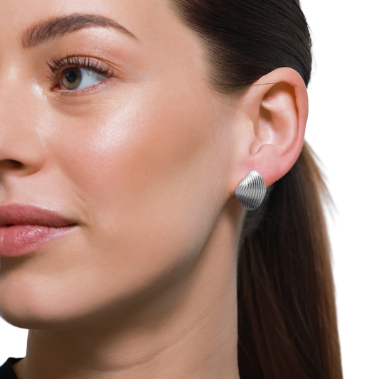 Moderner silberner Ohrring für elegante Frauen-Looks