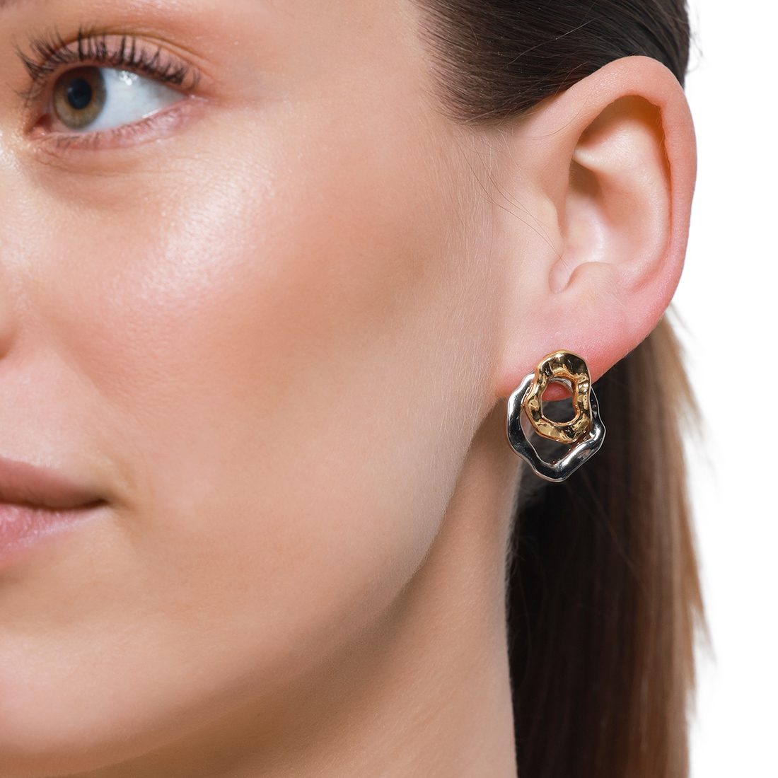 Moderner Designer-Ohrring in Gold und Silber im Fokus