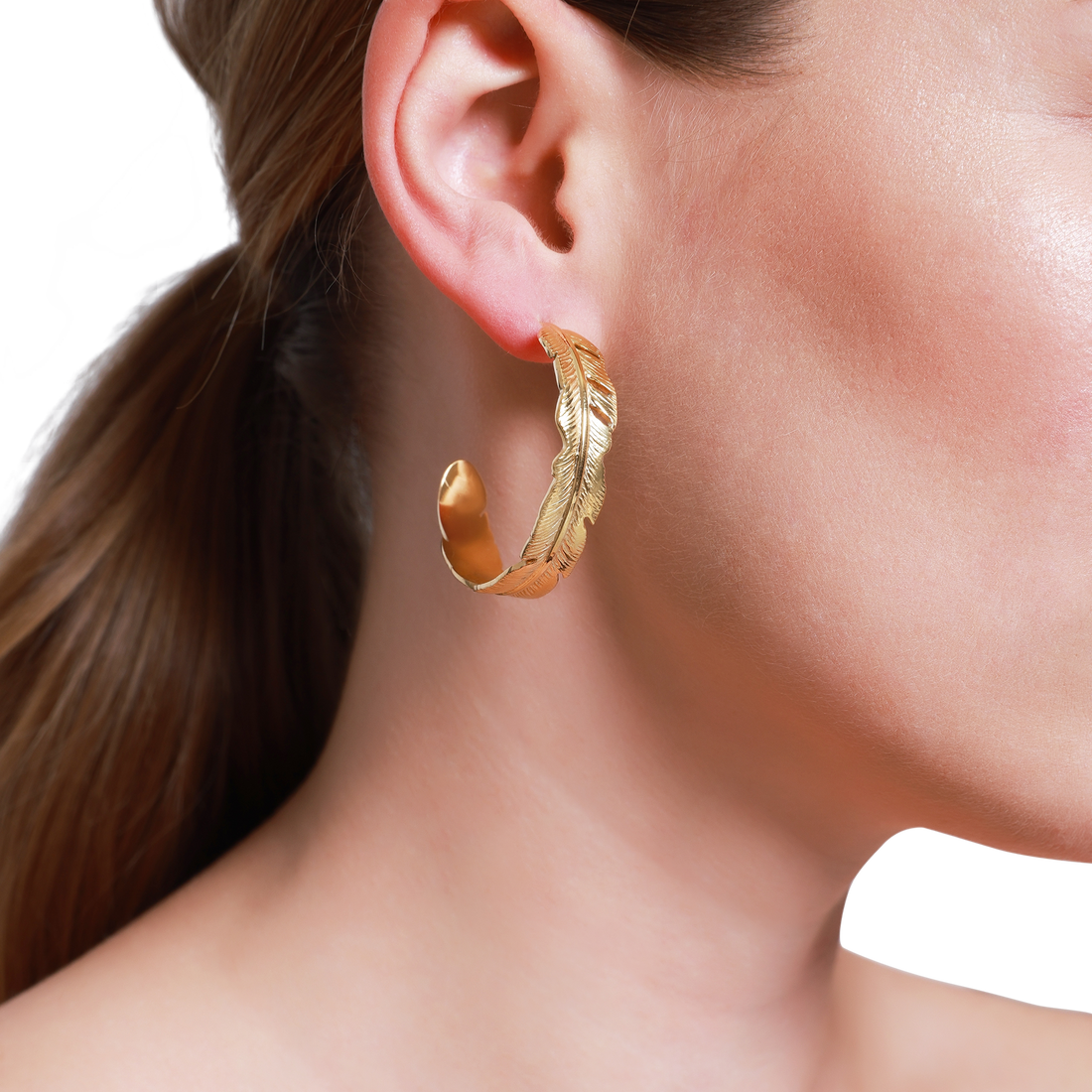 Eleganter goldener Feder-Ohrring für stilvolle Looks