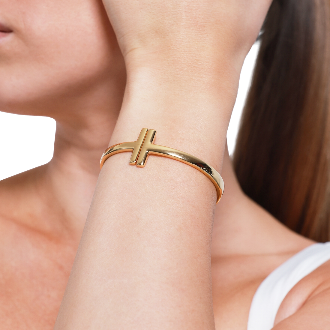 Elegantes goldenes Armband mit stilvollem T-Motiv entdecken
