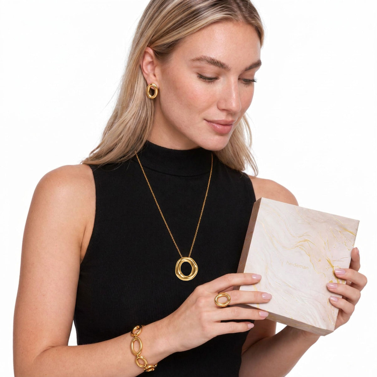 Schmuckset Damen Edelstahl – Adventsbox Aura in Gold, getragen