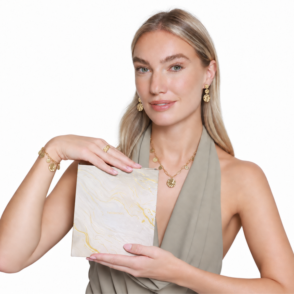 Schmuckset Damen Edelstahl Clarity in Gold – Kette und Ohrringe am Modell getragen