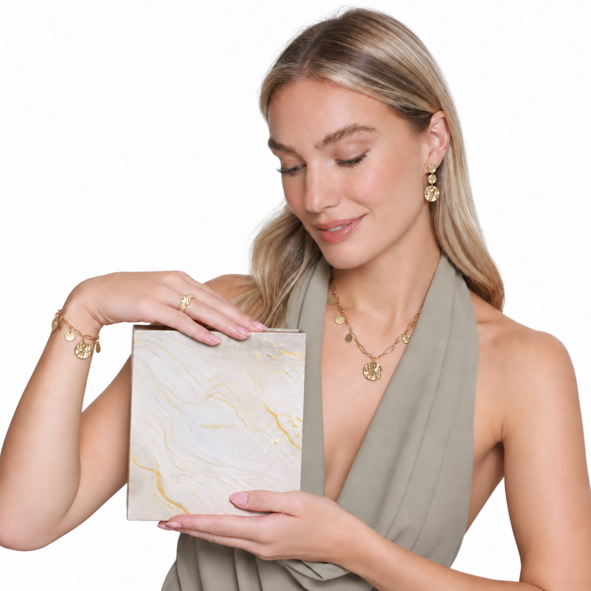 Adventsbox Clarity in Gold – Schmuckset Damen Edelstahl mit Armband und Ring am Modell