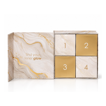 Adventsbox Clarity – geöffnete Geschenkbox mit vier nummerierten Türchen