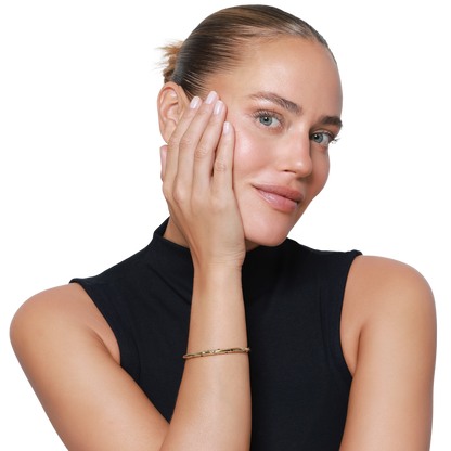 Armband Damen Gold Aino in Gold am Handgelenk getragen