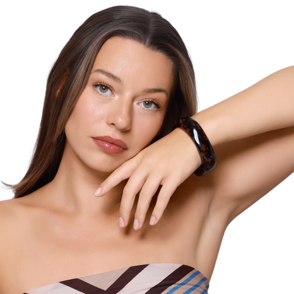 Armband Damen Resin Halia in Smoked Topaz - getragen am Handgelenk