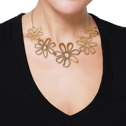 Halskette Damen Gold Arna in Gold Detailansicht der stilisierten Blüten