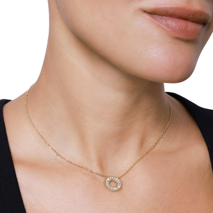 Halskette Damen Gold Fauna in Gold, Detailaufnahme des Anhängers mit weißen Zirkonia-Steinen