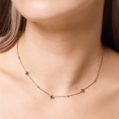 Kette Damen Edelstahl Alizee Gold Detail der floralen Zirkonia-Akzente