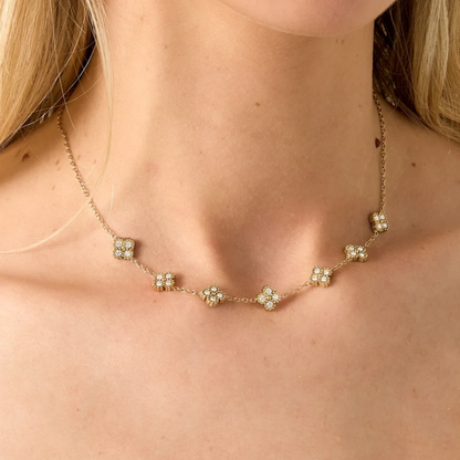 Halskette Damen Gold Orelia - Detailansicht der Blueten mit Steinen