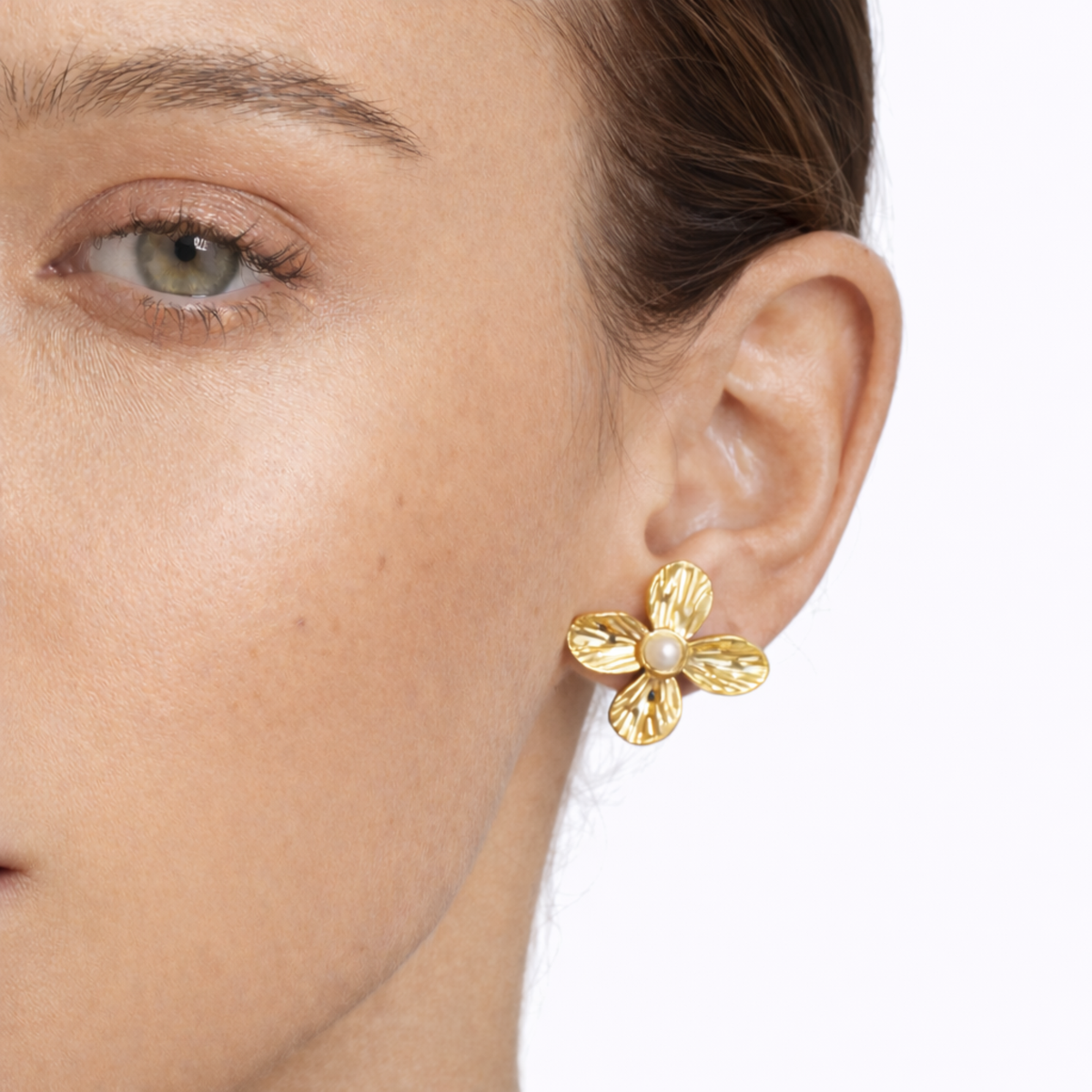 Ohrringe Damen Edelstahl Celia Gold mit weißer Perle – Detailaufnahme der Blütenform
