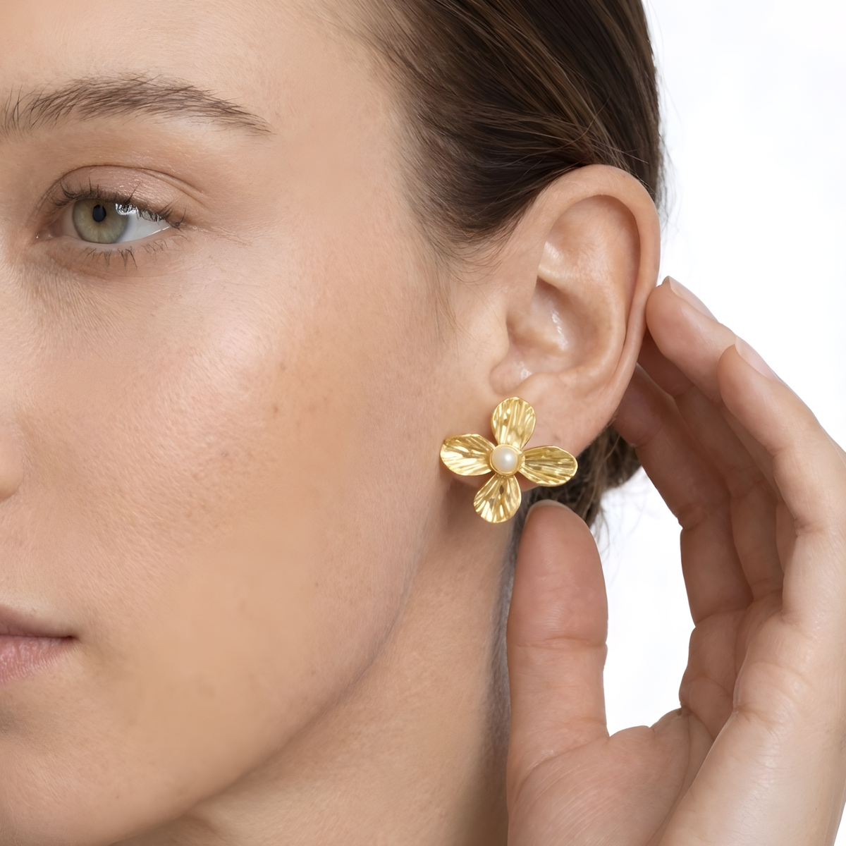 Ohrringe Damen Edelstahl Celia Gold mit weißer Perle – getragen am Ohr