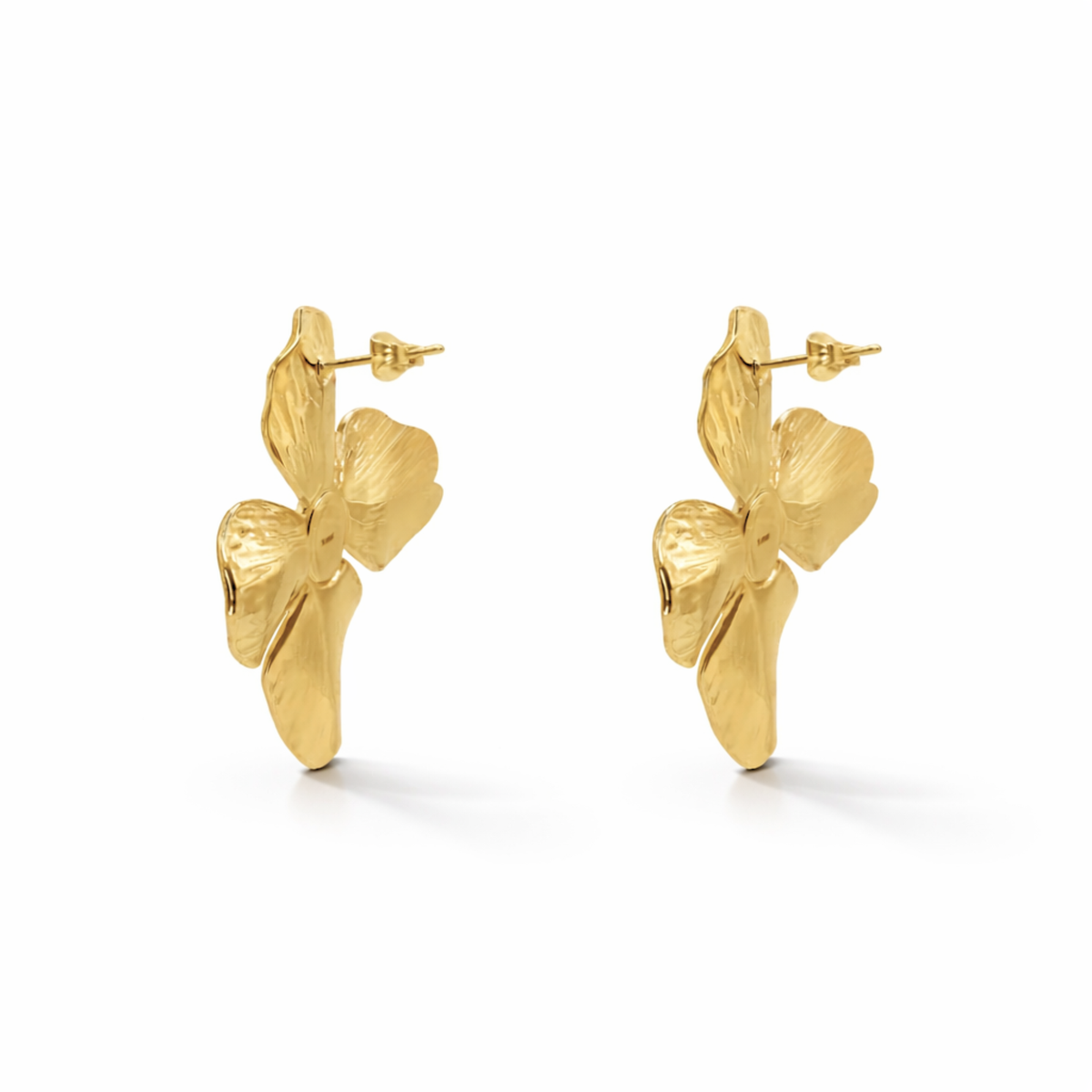 Ohrringe Damen Edelstahl Celia Gold mit weißer Perle – gestylt im Look