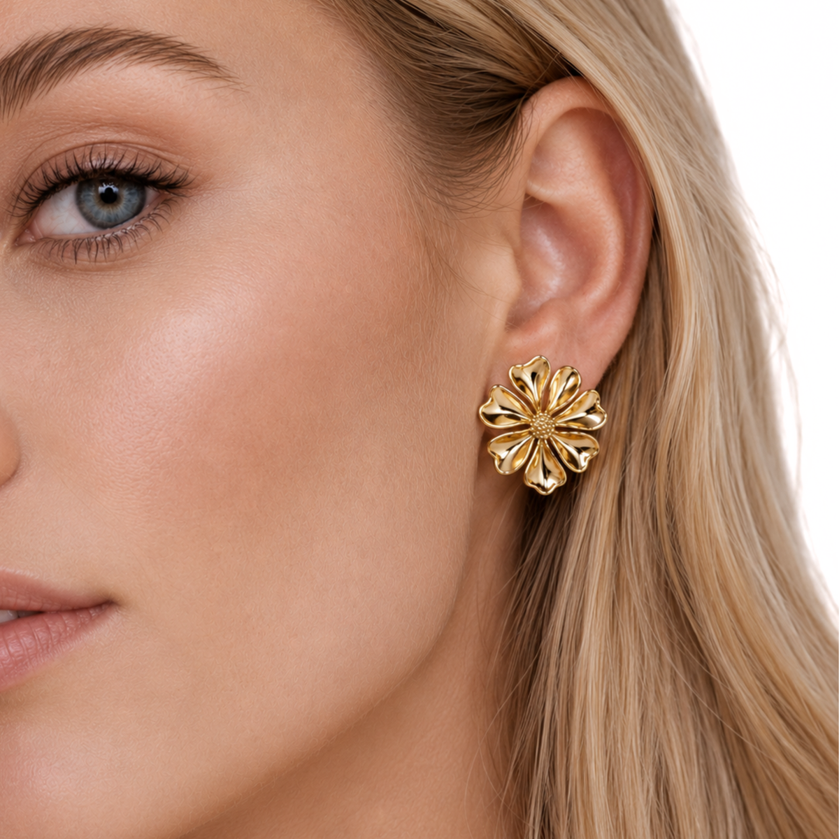 Goldene Ohrringe Fia Damen – florale Detailansicht