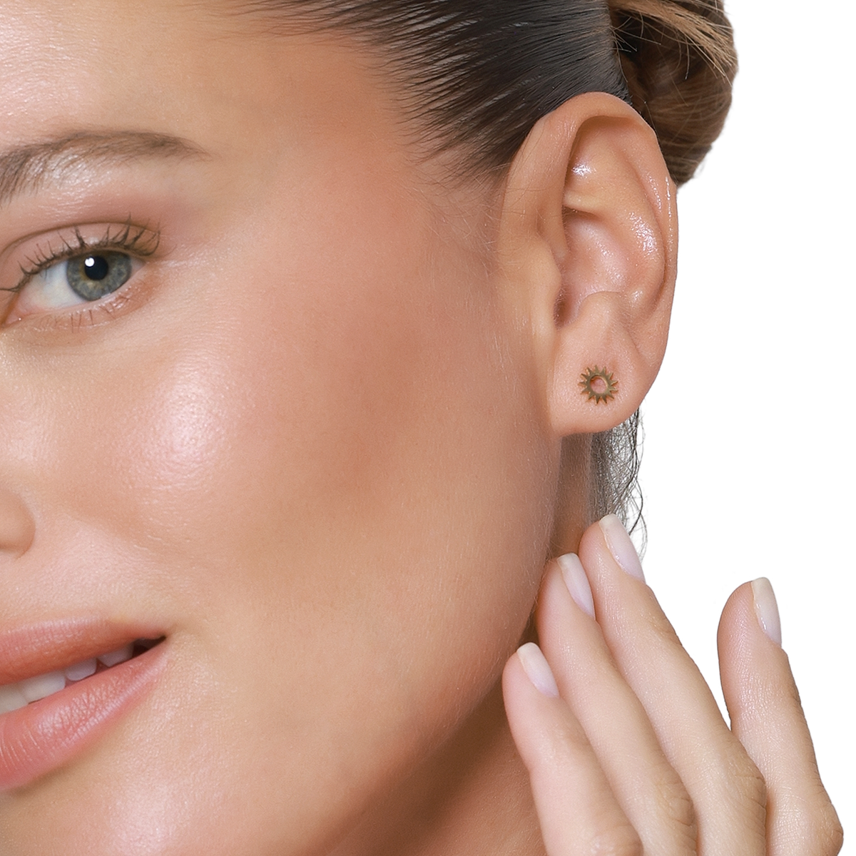 Ohrringe Damen Edelstahl Veda in Gold – Detailaufnahme des Sonnenmotivs