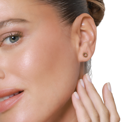 Ohrringe Damen Edelstahl Veda in Gold – Detailaufnahme des Sonnenmotivs