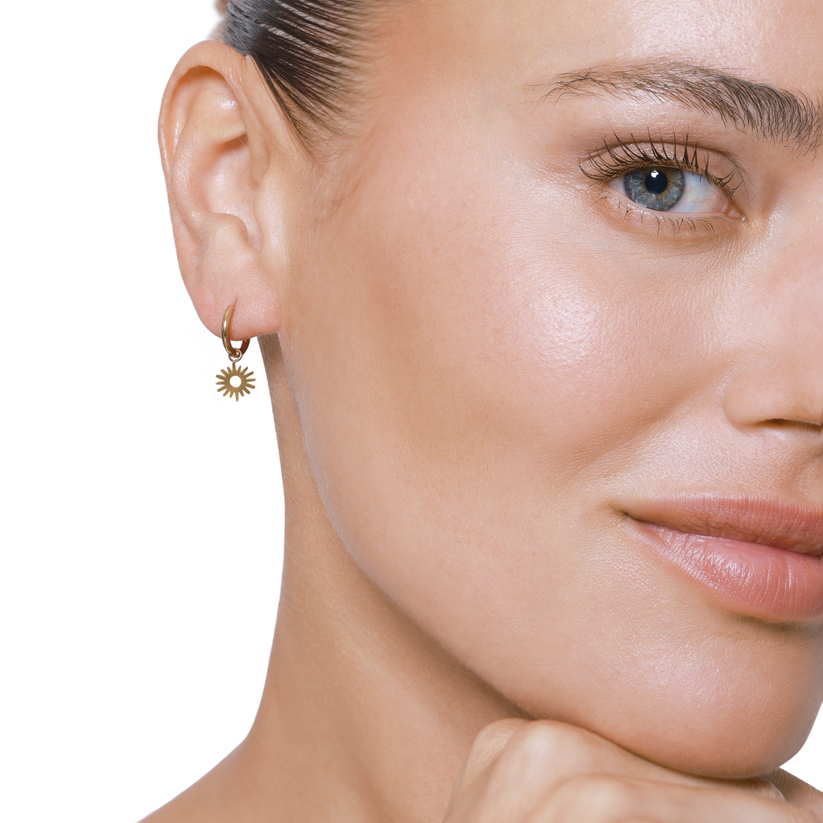 Ohrringe Damen Edelstahl Tamea in Gold – Detailaufnahme des stilisierten Anhängers