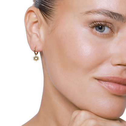 Ohrringe Damen Edelstahl Tamea in Gold – Detailaufnahme des stilisierten Anhängers