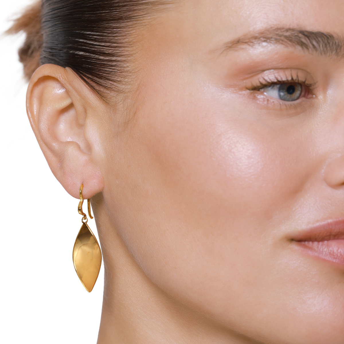 Ohrringe Damen Edelstahl Esma in Gold - Detailaufnahme der geschwungenen Form