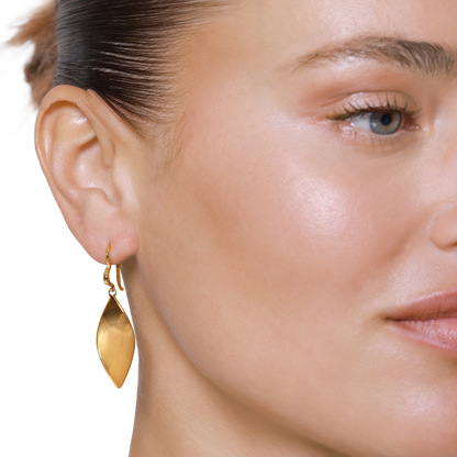 Ohrringe Damen Edelstahl Esma in Gold - Detailaufnahme der geschwungenen Form
