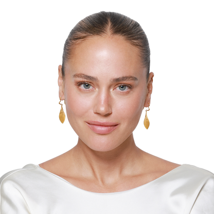 Ohrringe Damen Edelstahl Esma in Gold - getragen am Ohr