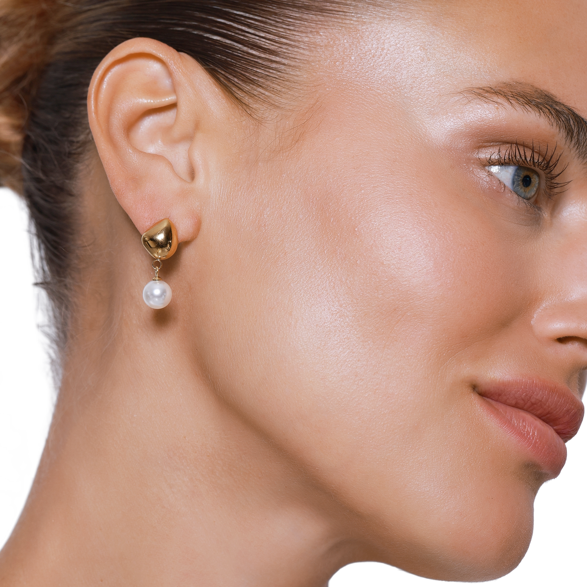 Ohrringe Damen Edelstahl Zita Gold mit weißer Perle – Detailaufnahme der Tropfenform