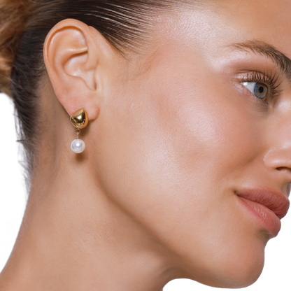 Ohrringe Damen Edelstahl Zita Gold mit weißer Perle – Detailaufnahme der Tropfenform