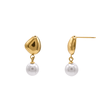 Ohrringe Damen Edelstahl Zita Gold mit weißer Perle – gestylt im Look