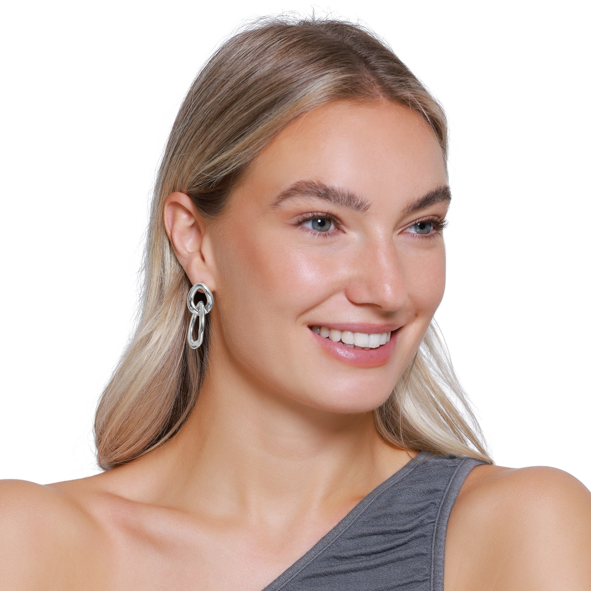 Ohrringe Damen Edelstahl Aitana silberfarben am Ohr getragen
