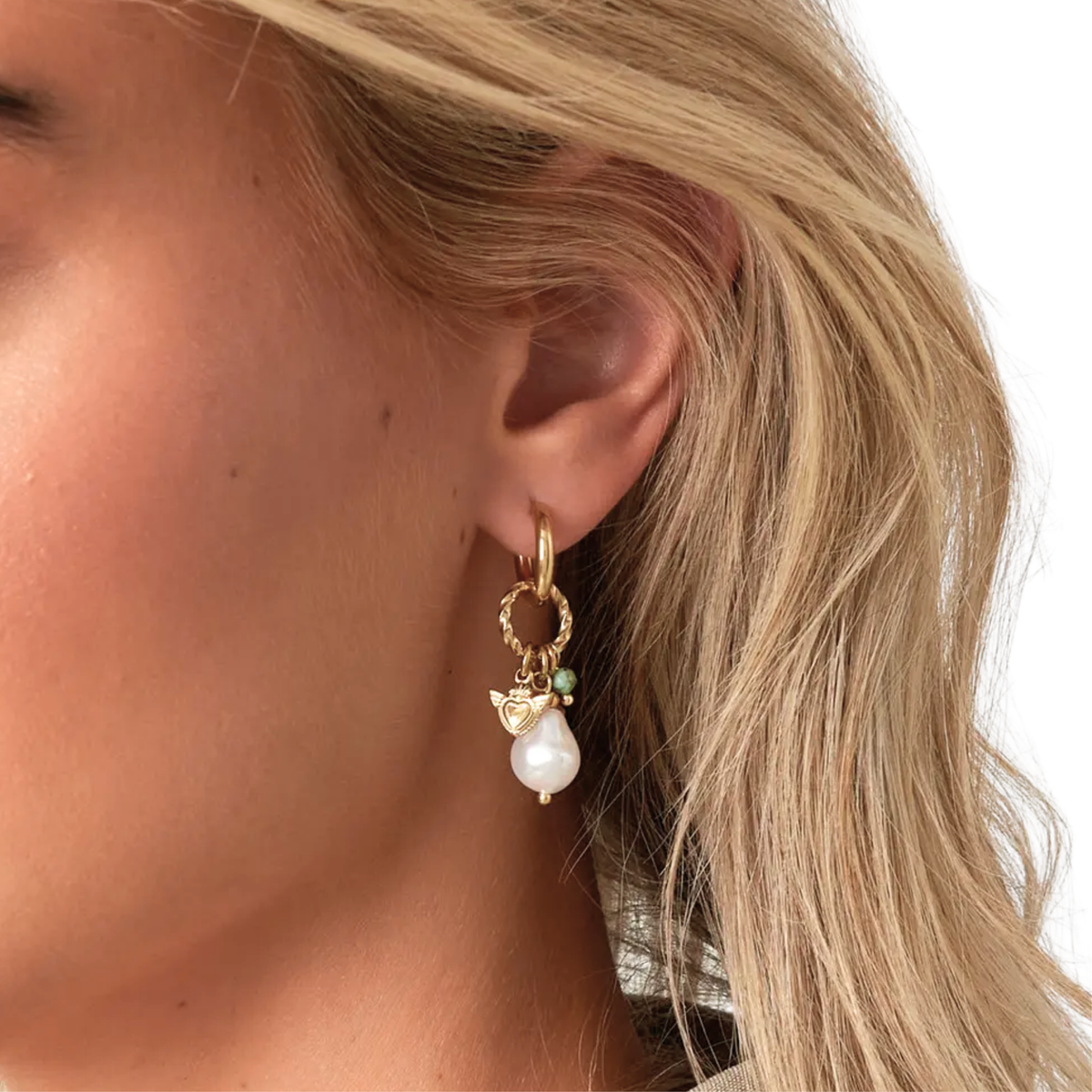 Ohrringe Damen Gold Triana in Gold - Detailansicht der weissen Perle und der Anhaenger