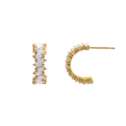 Ohrringe Damen Edelstahl Idun in Gold gestylt zum Outfit