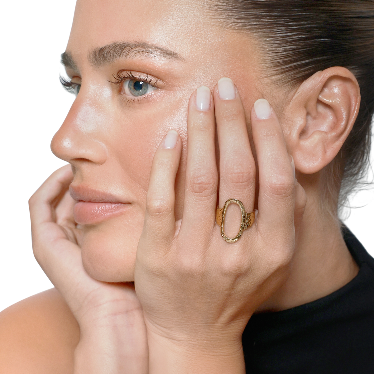 Ring Damen Gold Selene in Gold – Detailaufnahme der gehämmerten Oberfläche