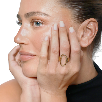 Ring Damen Gold Selene in Gold – Detailaufnahme der gehämmerten Oberfläche