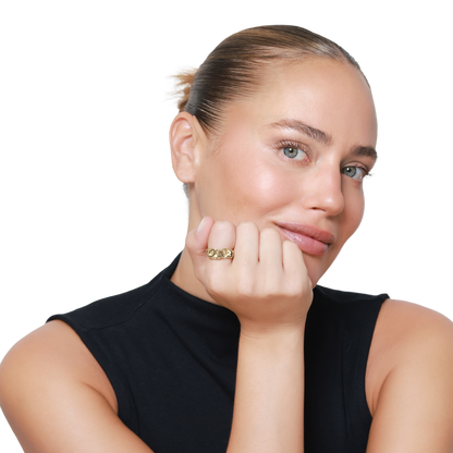Ring Damen Gold Maple in Gold – getragen an der Hand