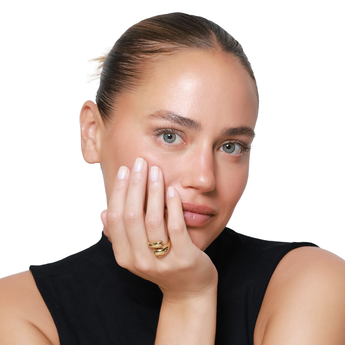 Ring Damen Edelstahl Elani Gold getragen am Finger
