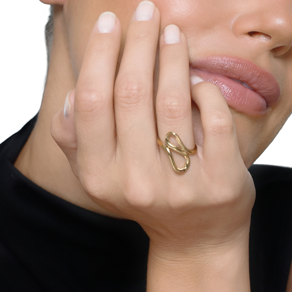 Ring Damen Gold Julea in Gold – Detailaufnahme der polierten Oberfläche