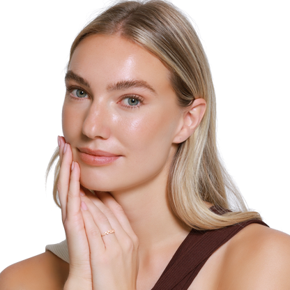 Damen Ring Ottavia in Rosé am Finger getragen