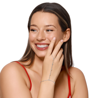 Damen Handkette Poppy Silber an der Hand getragen