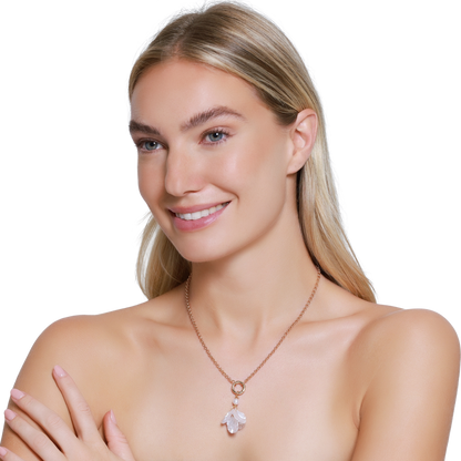 Charm Damen Edelstahl Arabella in Gold am Armband getragen